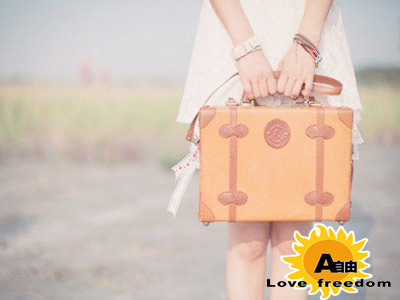 女士斜挎包怎么背好看